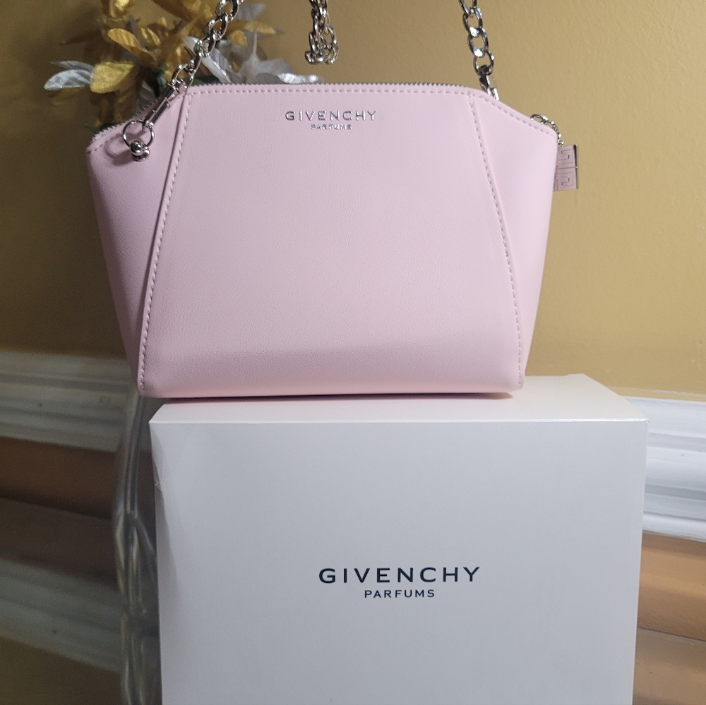 Givenchy - Picture 14 of 16